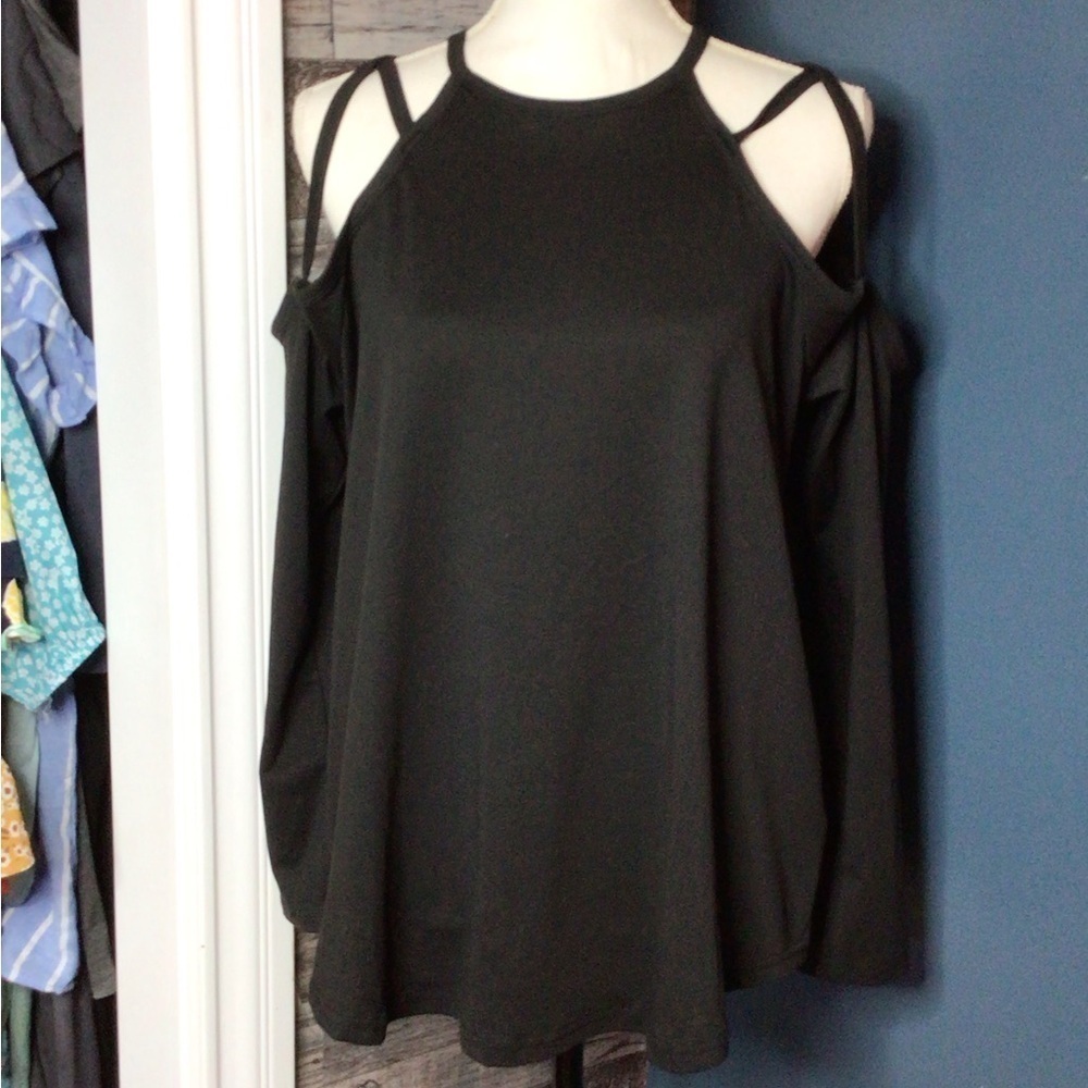 Black crew neck cold-shoulder long sleeve top 2xl.   (0169)